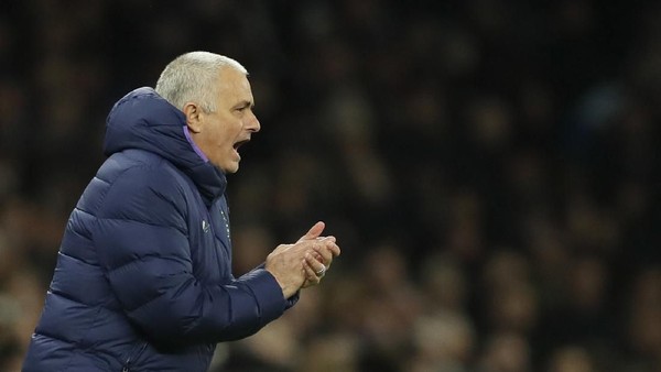 Perangi Virus Corona, Mourinho Bantu Orang Tua di Panti Jompo