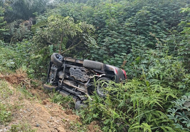 Kejar-kejaran dengan Polisi, Mobil Pengedar Sabu di Rohil Terbalik