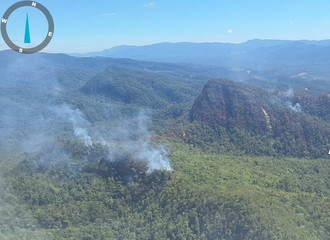 Dua Heli Water Bombing Berjibaku Padamkan Karhutla di Kawasan Perbukitan Rohul