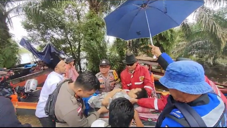 Prihatin, Polisi Berikan Bantuan Warga di Lokasi Banjir Pelalawan