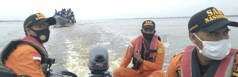 Kades dan Masyarakat Dedap Ikut Mencari Nelayan Dedap yang Tenggelam