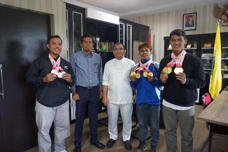 Mahasiswa dan Alumni Unilak Boyong Medali di Kerjurnas Angkat Berat di Lampung, Rektor Berikan Beasi
