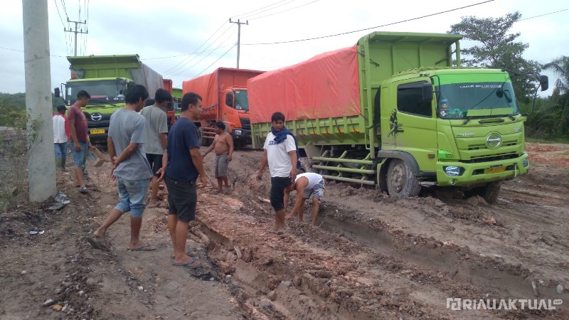 Warga Air Molek Keluhkan Jalan Rusak Mirip Kubangan Kerbau, Dinas PU Riau Diminta Perbaiki