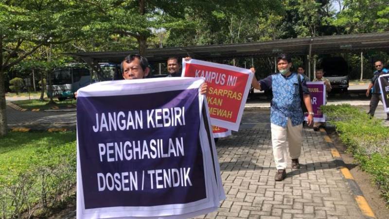 Protes Tunjangan Kinerja Dipotong, Dosen UIN Suska Riau Demo Rektor
