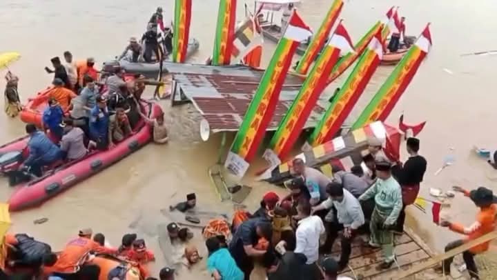 Perahu Barondo Tenggelam saat Pembukaan Pacu Jalur, Bupati Kuansing dan Istri Dievakuasi