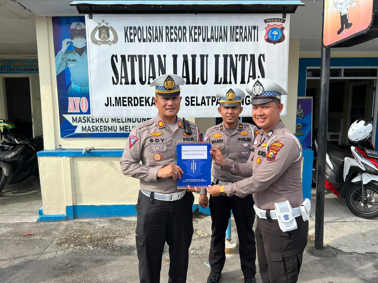 Laporan E-Turjawali Tertinggi, Dua Personel Satlantas Polres Meranti dapat Reward