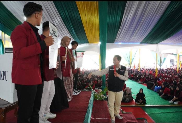 KPU Riau Kenalkan Jenis Surat Suara hingga Parpol kepada 3.000 Pemilih Pemula di Pekanbaru
