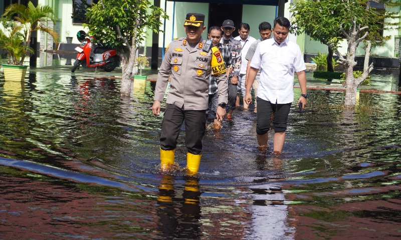 Halaman Kantor KPU Bengkalis Terendam Banjir, Kapolres Bengkalis Lakukan Pengecekan Logistik Pemilu