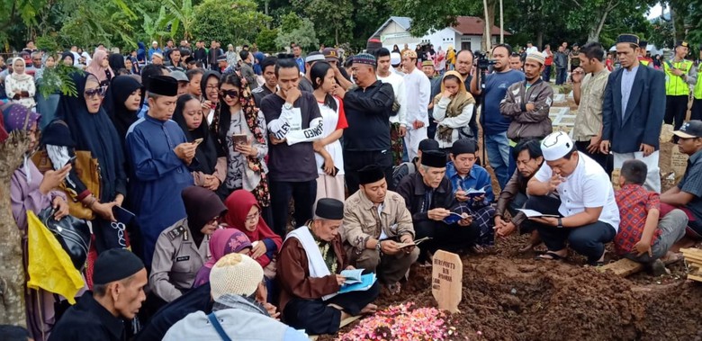 Jenazah Aa Jimmy Dimakamkan di Cianjur