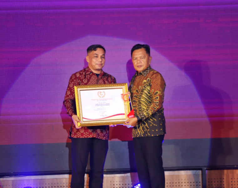 Plt. Bupati Kabupaten Kepulauan Meranti H. Asmar Terima Penghargaan Cakaplah Awards 2024