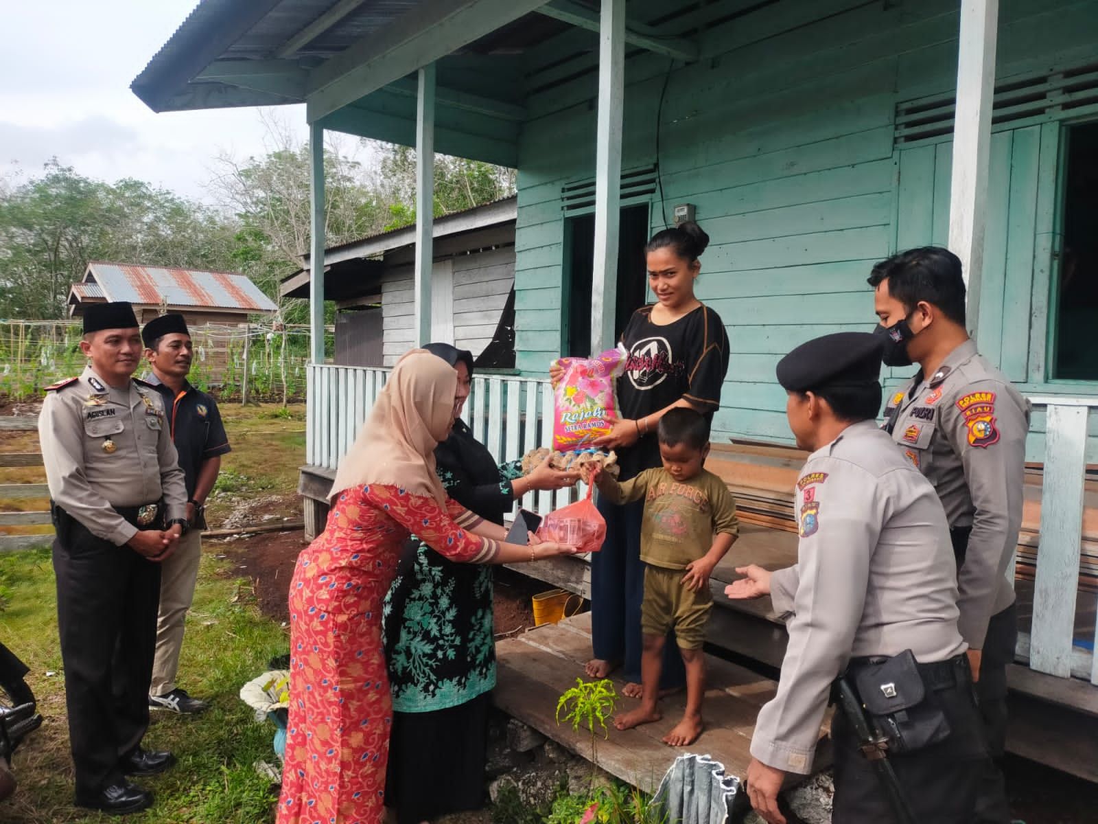 Giat Kamis Barokah, Polsek Merbau dan Puskesmas Teluk Belitung Bantu Balita Stunting