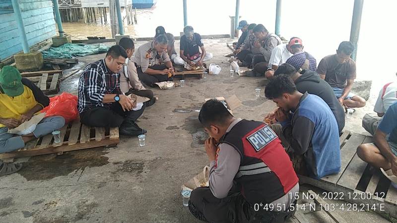 Polsek Rangsang Berbagi Rezeki dengan Buruh Angkut Pelabuhan
