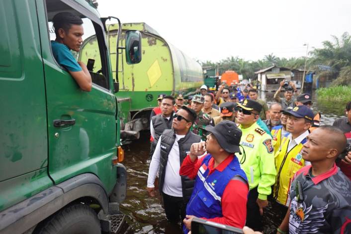 Gubri Tinjau Jalintim di Pelalawan yang Terendam Banjir