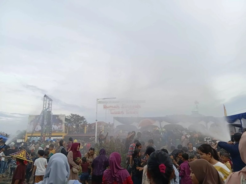 Wako Agung Ikuti Petang Belimau Bersama Ribuan Warga Pekanbaru Di Tepian Sungai Siak