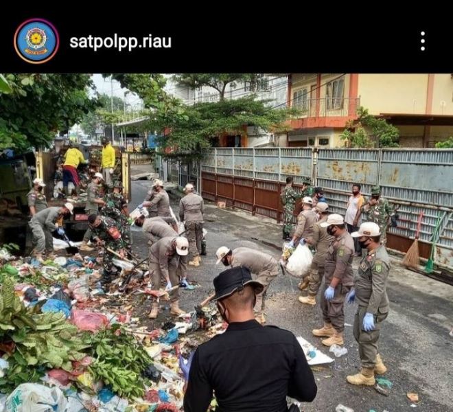 Jumat Bersih Kota Pekanbaru, Satpol PP dan TNI-Polri Bersihkan Tumpukan Sampah