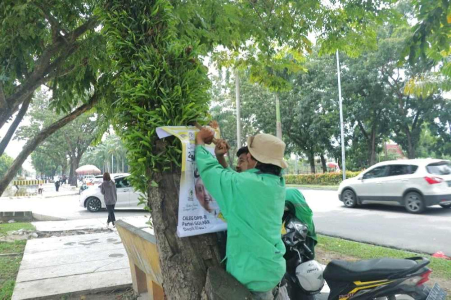 Gelar Aksi di Pekanbaru, Apel Cabuti APK Kampanye yang Dipaku di Pohon