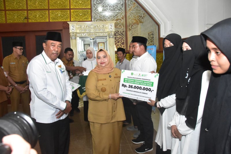 Diserahkan Bupati, Lima Anak Bengkalis Terima Beasiswa Penuh dari Baznas