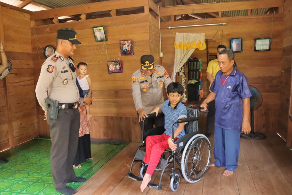 Kunjungi Penyandang Disabilitas di Kecamatan Rangsang, Kapolres Meranti Berikan Bantuan Kursi Roda