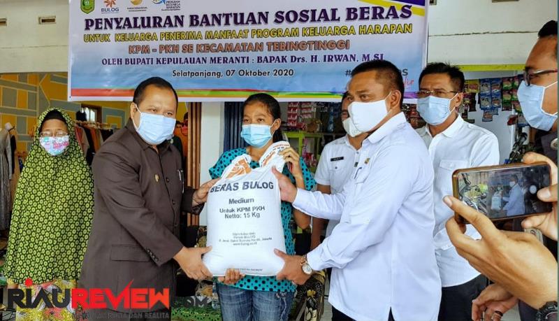 Bupati Irwan: Menyerahkan 2.676 KPM PKH di Tebing Tinggi Dapat Bantuan Beras Sebanyak 45 Kg