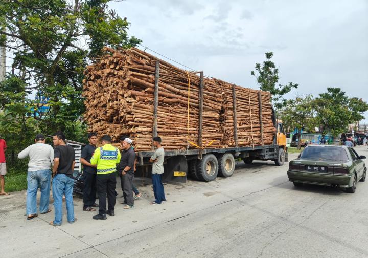 Tabrak Truk Pengangkut Kayu dari Belakang, IRT Tewas Sopir Kabur