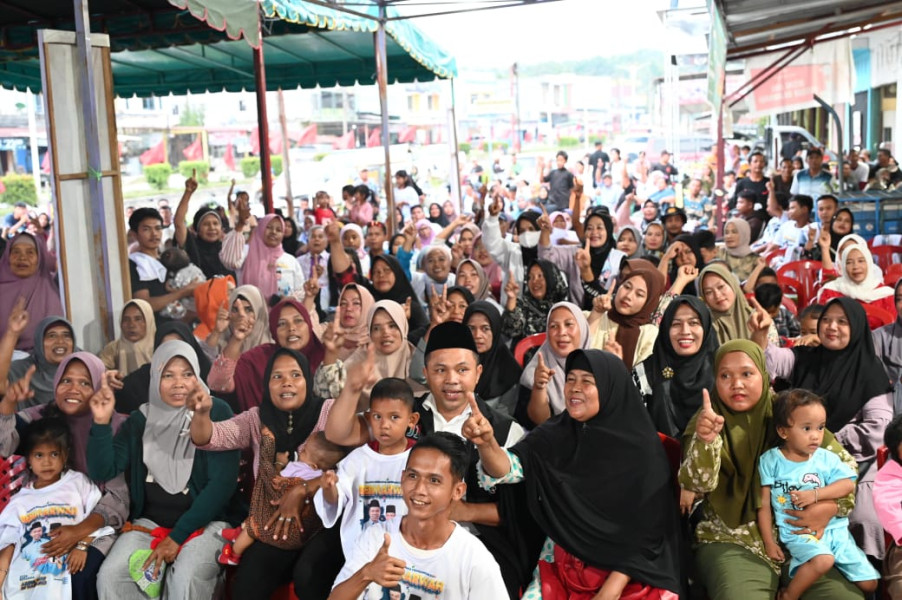 Relawan Emak-Emak Garis Keras Ujung Batu Histeris Sambut Kehadiran Cagubri Abdul Wahid