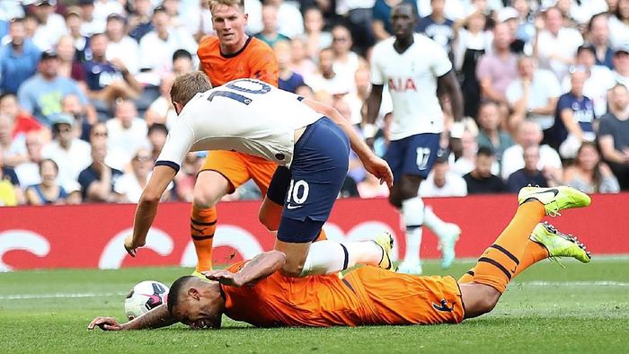 Harry Kane Masih Heran VAR Tak Memberinya Penalti Saat Lawan Newcastle