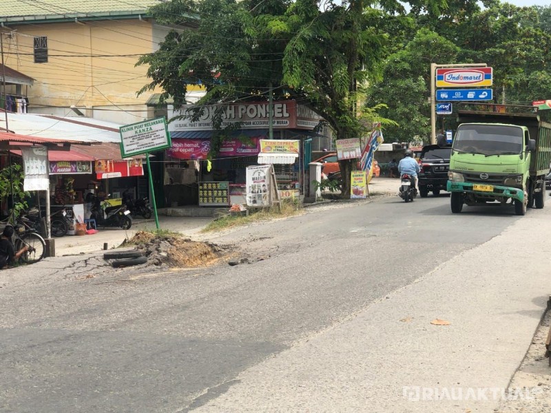 Truk ODOL Bikin Jalan Pramuka Pekanbaru Rusak dan Kecelakaan Meningkat