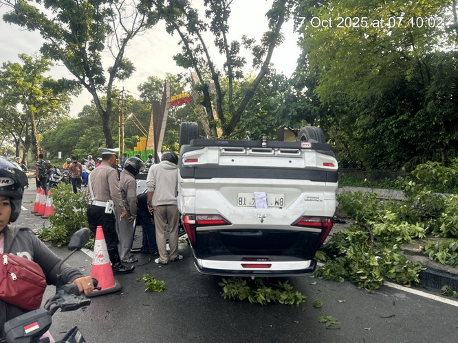 Senggolan dengan Brio, Xpander Terbalik di Jalan Sudirman Pekanbaru