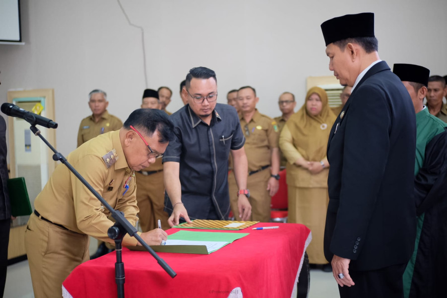 Plt. Bupati Kabupaten Kepulauan Meranti AKBP (Purn) H. Asmar Lantik Tiga Pejabat Eselon II