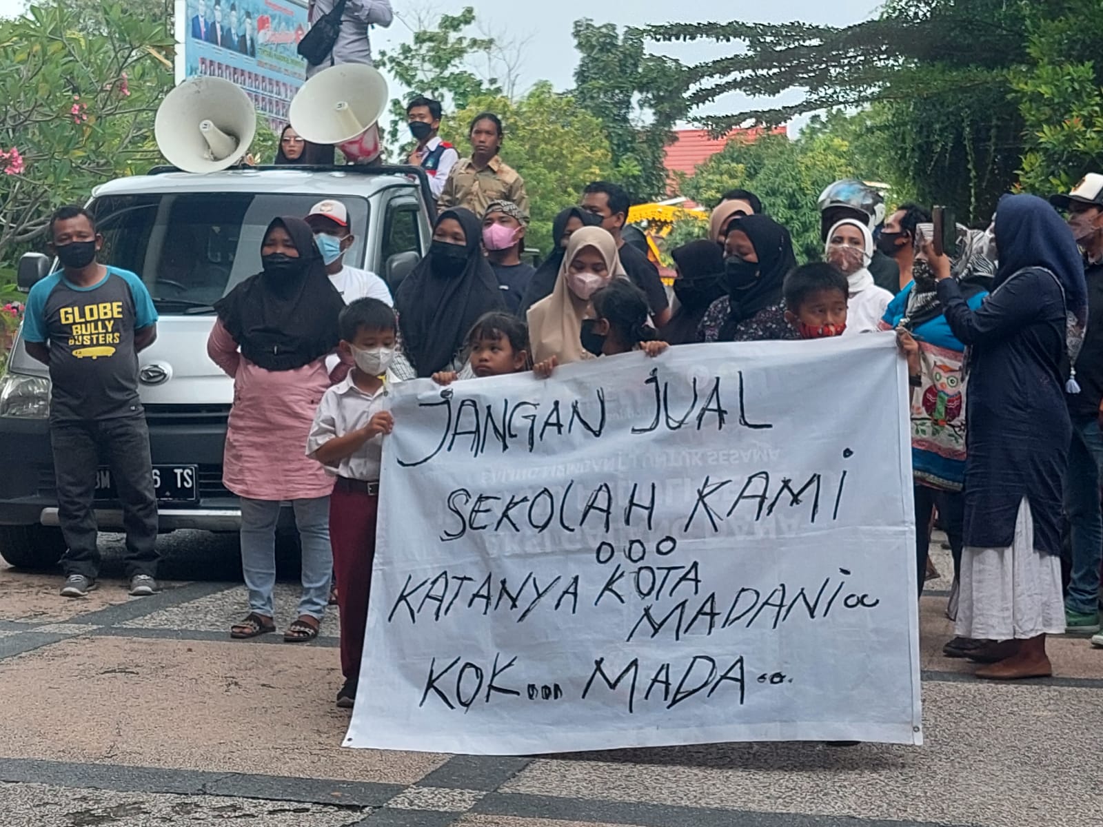 Tolak Sekolahnya Dijadikan Pasar, Puluhan Orangtua dan Murid Geruduk DPRD Pekanbaru