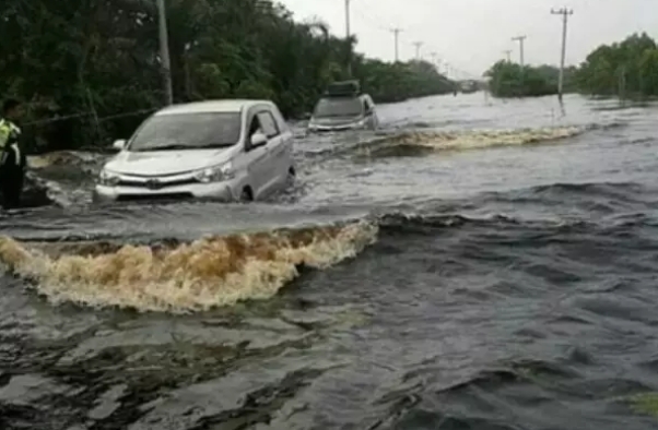 Banjir Merendam Jalan Lintas Timur Pangkalan Kerinci Sepanjang 300 Meter