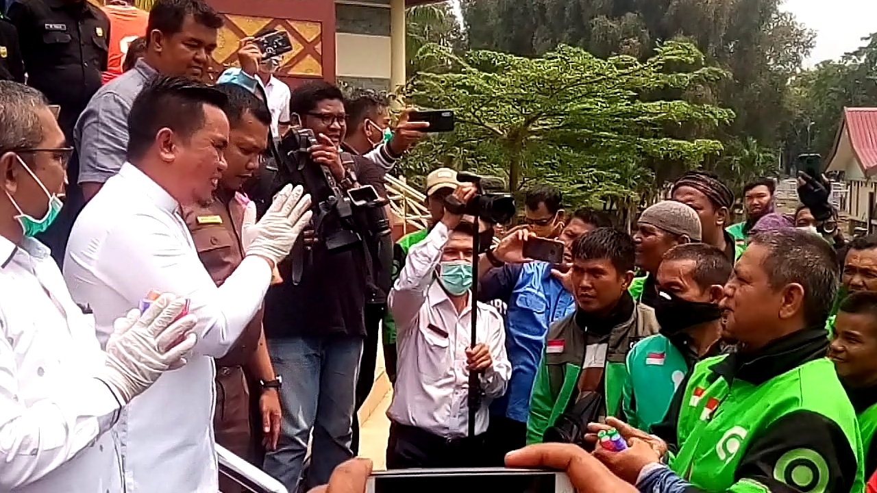 Wakil Ketua DPRD Riau Perkenalkan Salam Melayu pada Pengemudi Ojol Cegah Virus Covid 19
