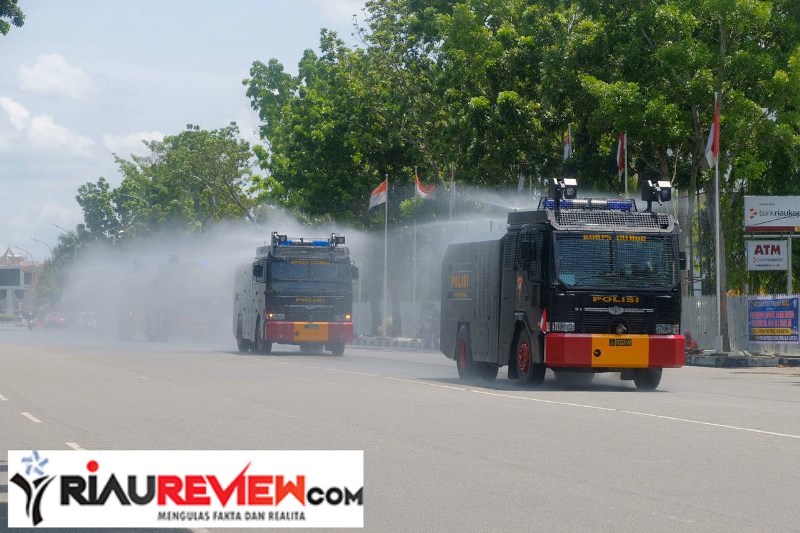 Ruas Jalan di Pekanbaru Disemprot Disenfektan Skala Besar
