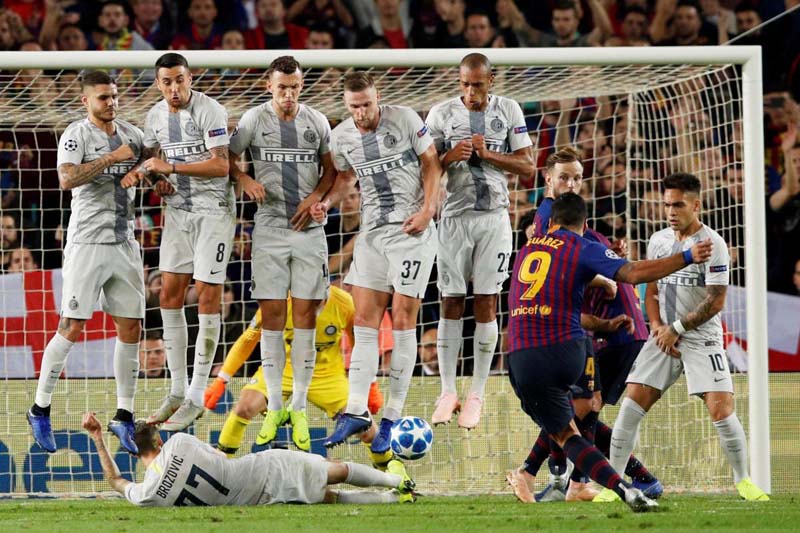 Aksi Cerdik Brozovic Hadang Tendangan Bebas Suarez