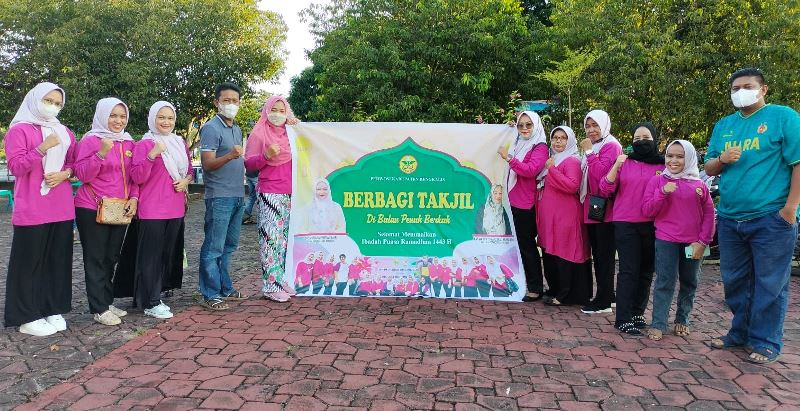 Perwosi Bengkalis Berbagi Takjil Gratis kepada Warga Pengguna Jalan