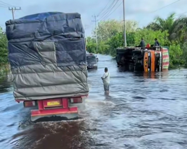 Banjir Putus Jalintim KM 83, Akses Menuju Pekanbaru Dialihkan ke Teluk Kuantan