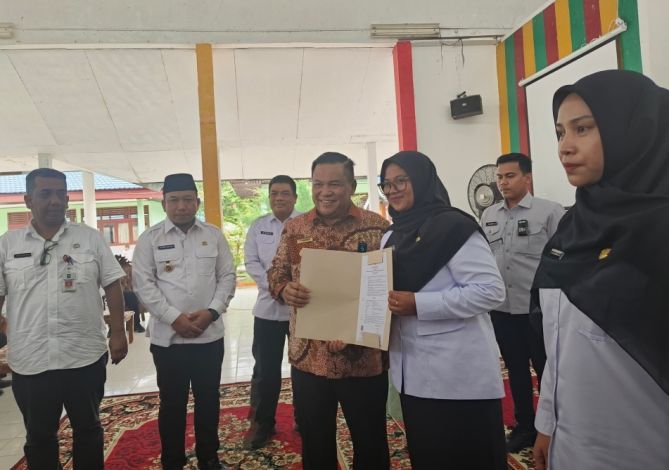 Pj Gubri Serahkan SK PPPK Guru di Siak, Siap-siap Besok Giliran Bengkalis dan Meranti