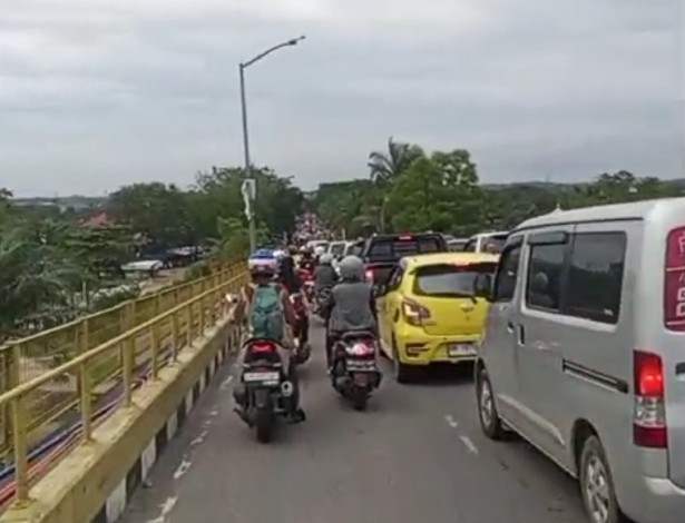 Leighton 4 Ditutup, Jalan Penghubung Rumbai-Pusat Kota Pekanbaru Macet Parah