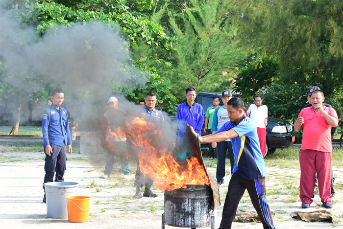 Damkar Gelar Simulasi Padamkan Api Kebakaran