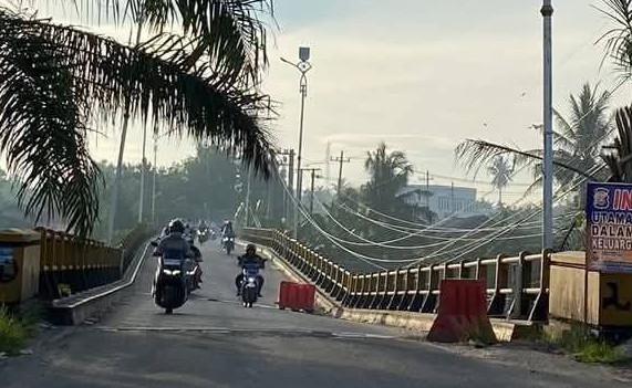 Meski Ditutup, Kendaraan Roda Dua Diizinkan Melintasi Jembatan Ujung Batu, Rohul