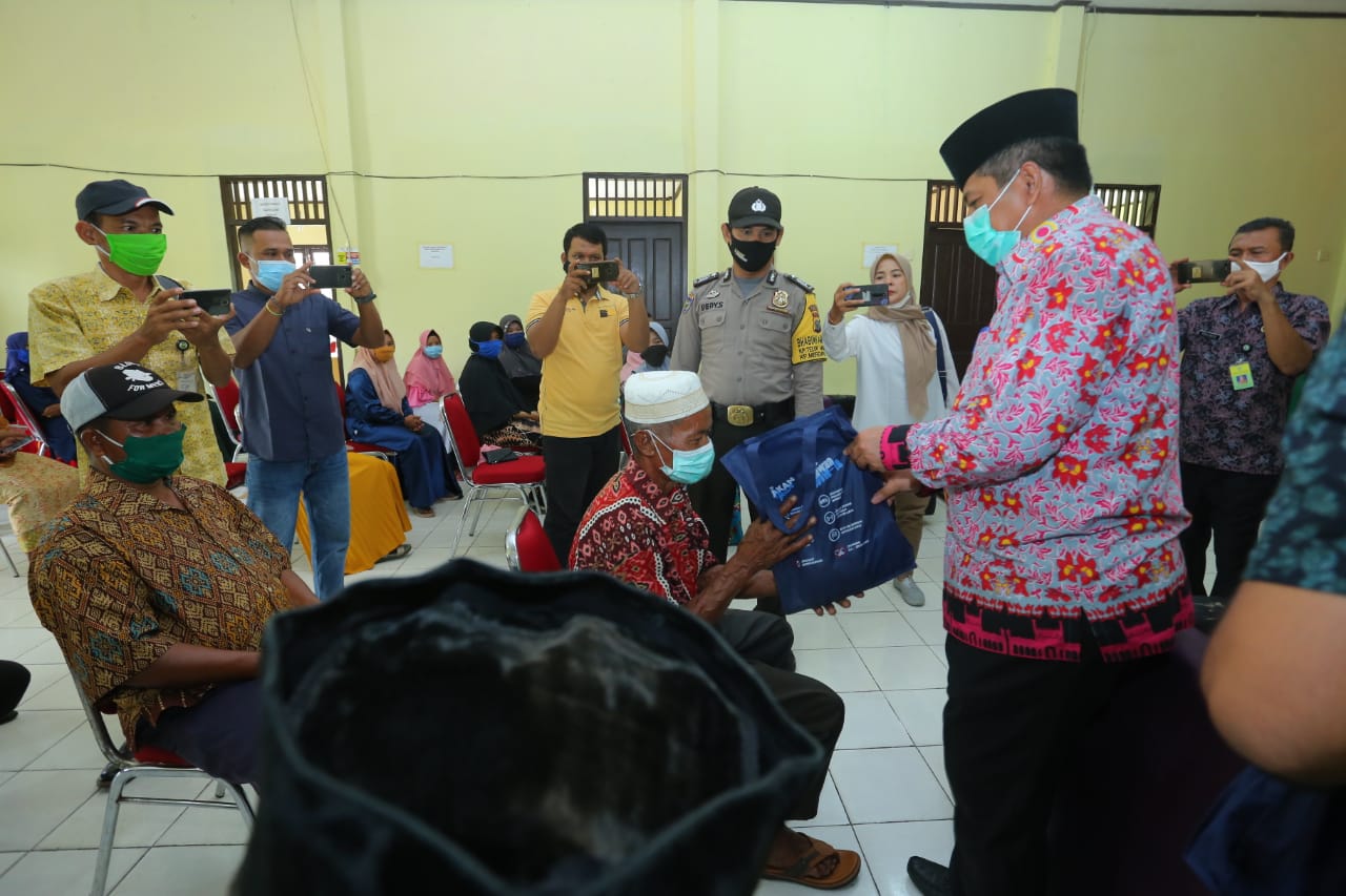 Bupati Alfedri Salurkan 500 Paket Bantuan Pangan Olahan Ikan dari KKP