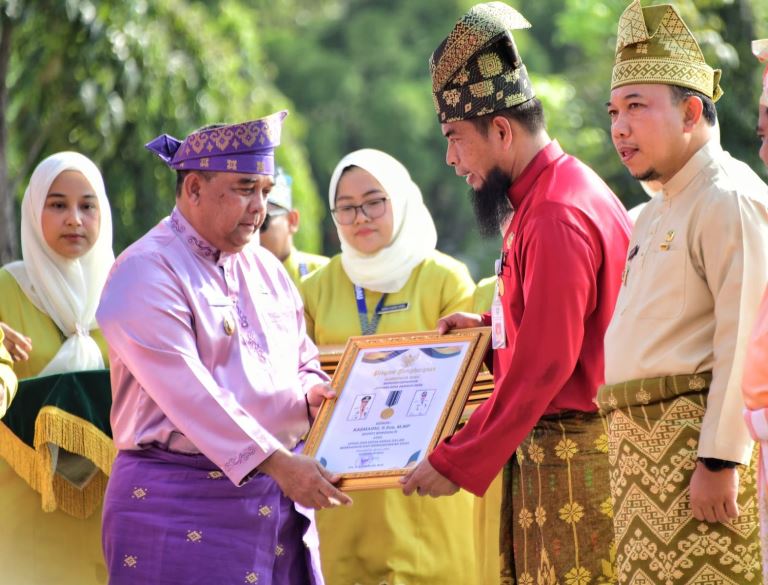 Bupati Kasmarni Terima Anugerah Lencana Wira Bangun Desa
