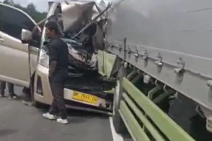 Supir Ngantuk, Mobil Travel Seruduk Truk di Tol Permai