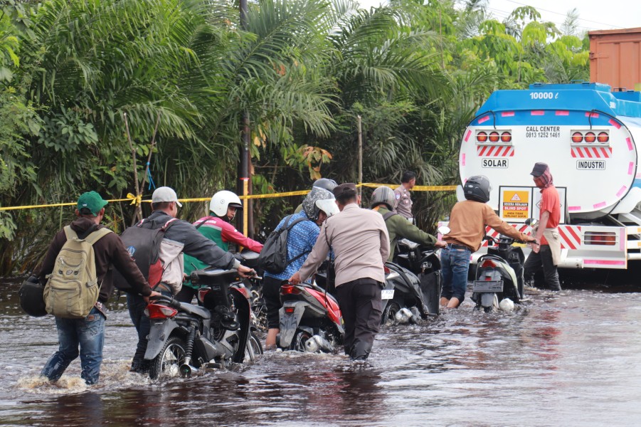 Banjir Mulai Surut, Arus Lalu Lintas di Jalintim Desa Kemang Berangsur Normal