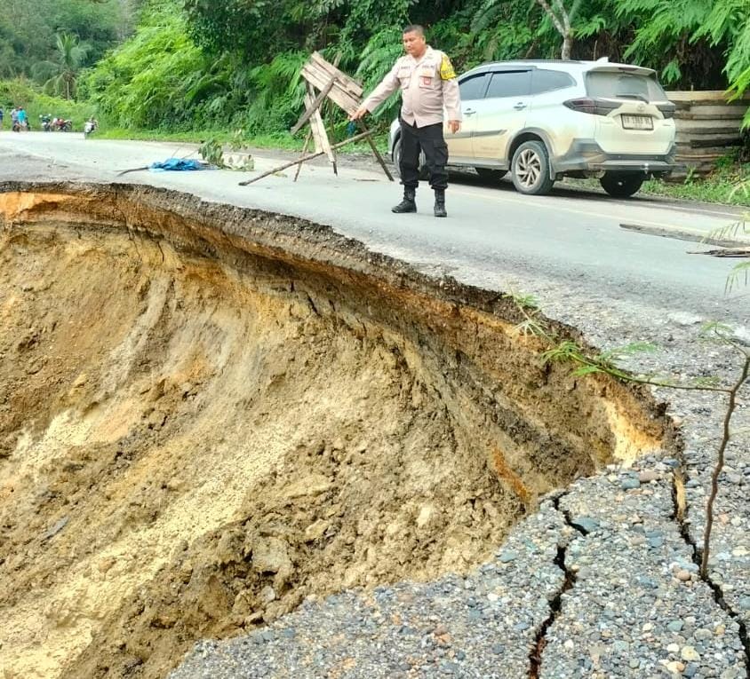 Lintas Telukkuantan-Sumbar Longsor