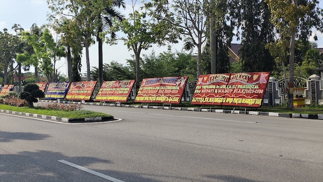 Pilkada Berlarut-larut, Afni-Syamsurizal Sudah Tiga Kali Dikirim Papan Bunga Ucapan Selamat