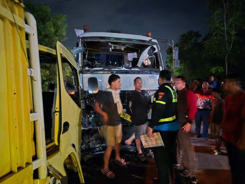 Nyalip di Jalur Berlawanan, Colt Diesel Tabrak Truk Kontainer di Rumbai