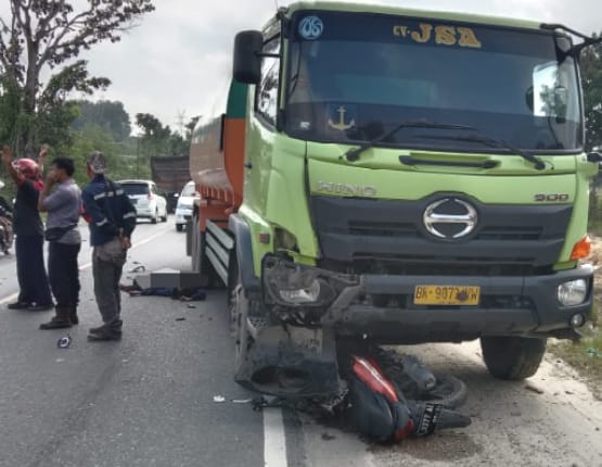 Menyalib dari Kiri, Pengemudi Motor Matik Ini Tewas Tergilas Truk Tronton di Jalan Siak II Pekanbaru