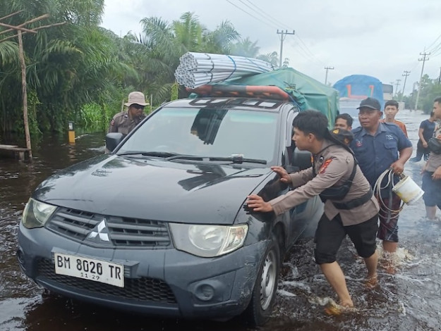 Banjir di Km 83 Jalintim Pelalawan Makin Tinggi, Polisi Berlakukan Sistem Buka Tutup Jalan