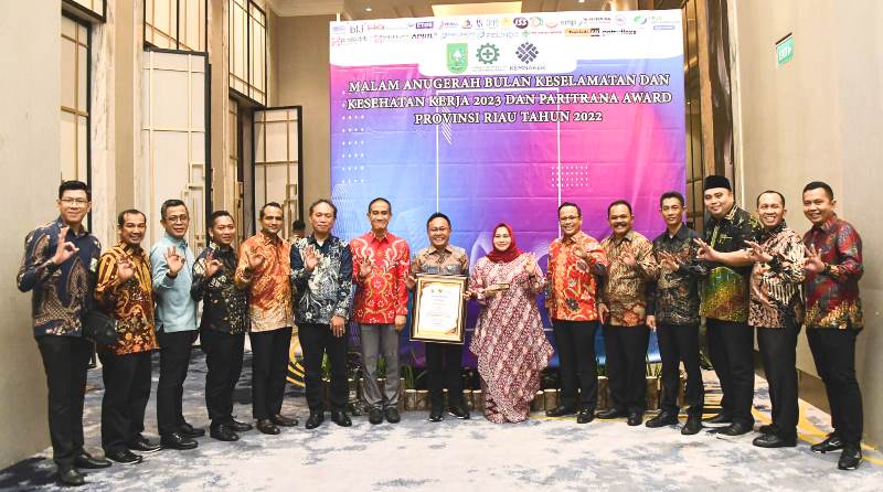 Bupati Kasmarni Terbaik 1 Paritrana Award Riau